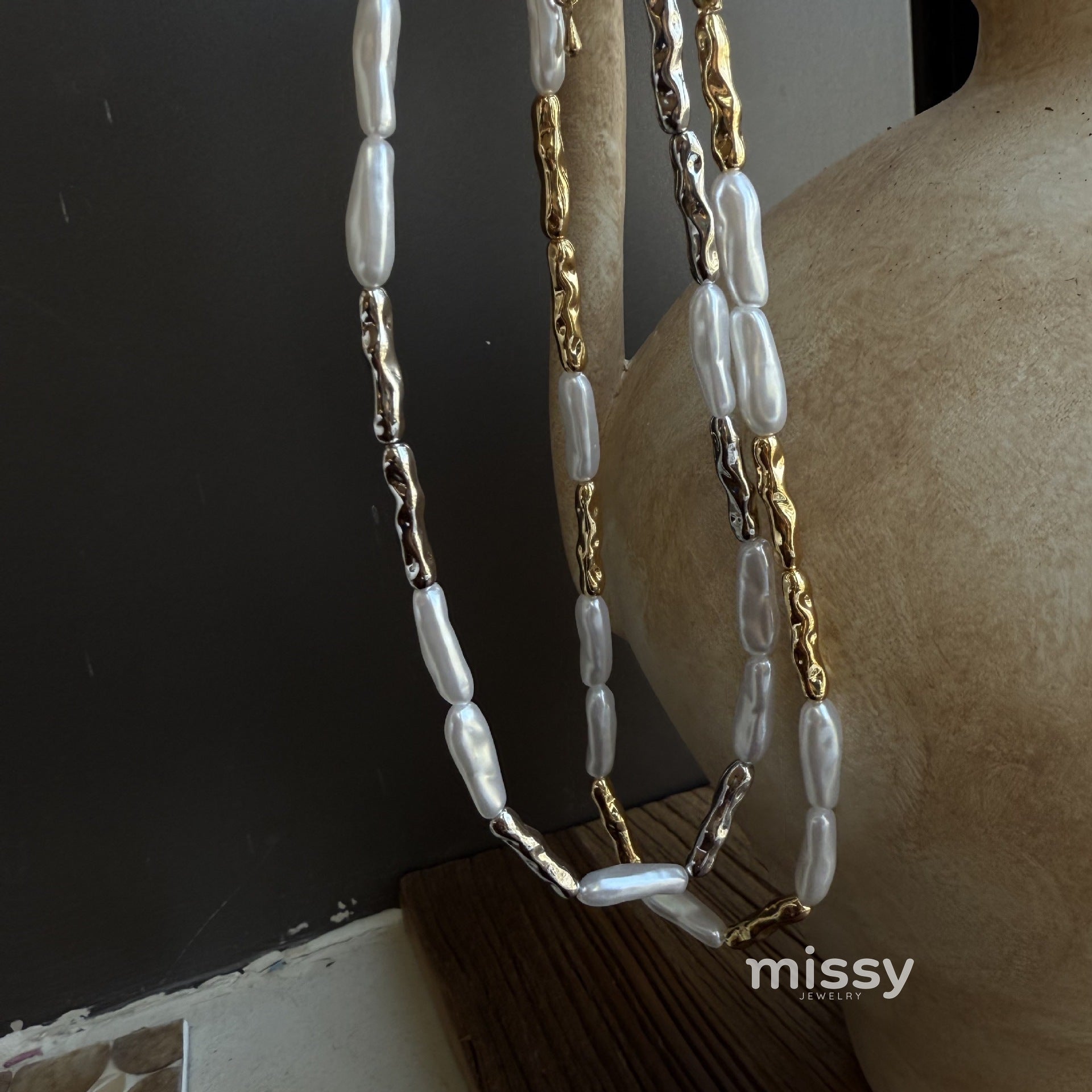 Siyona Sculptural Pearl Necklace [IZNM45MT]