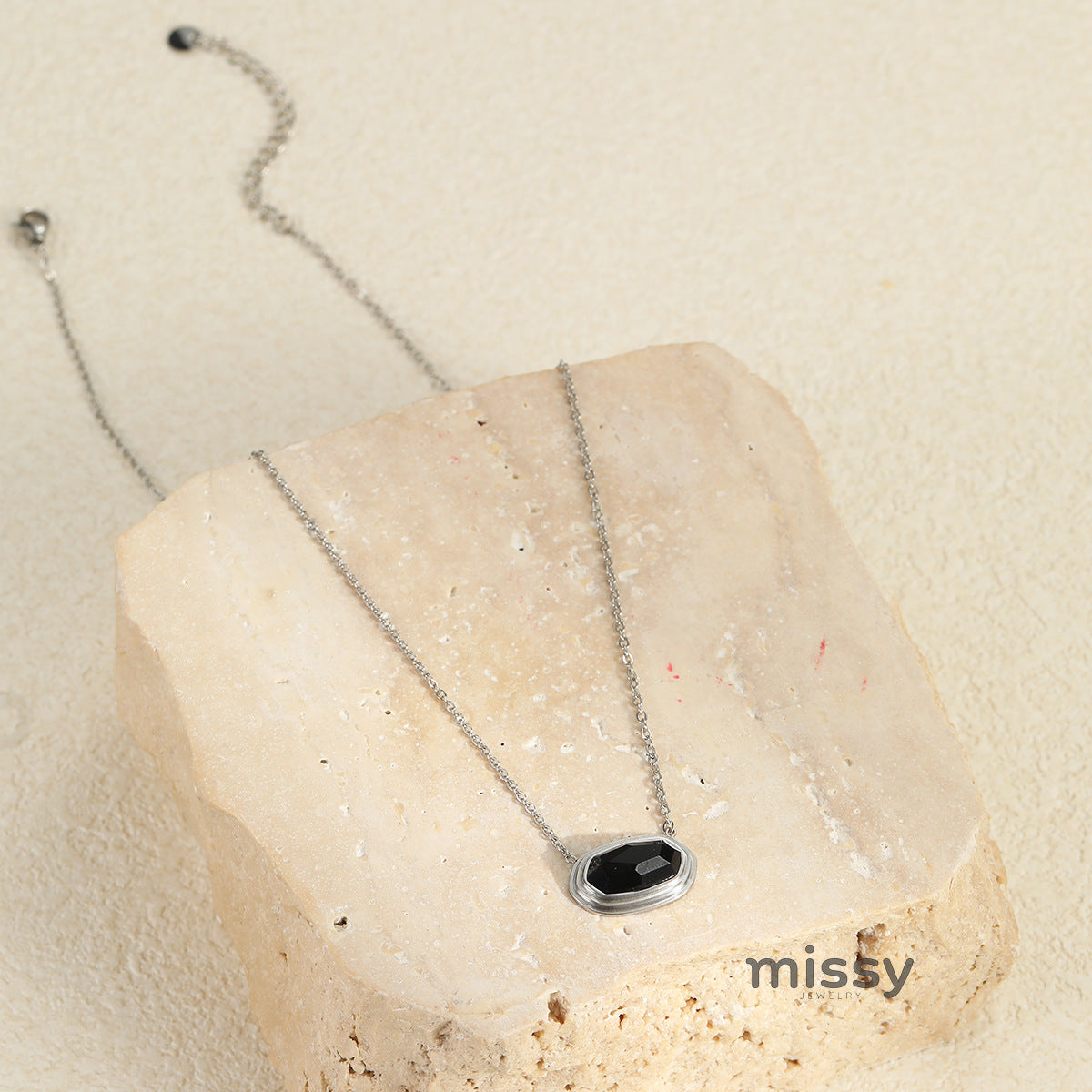 Solei Geometric Stone Necklace [NJ3QGT4I]