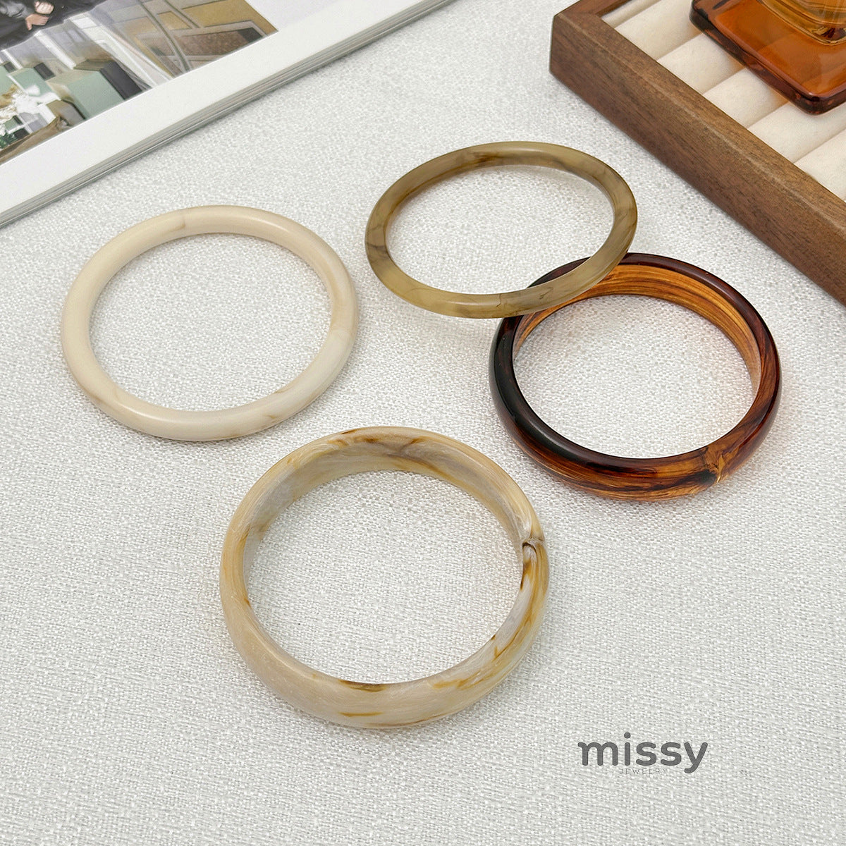 Sonny Swirl Resin Bangle [IWRVL9X5]