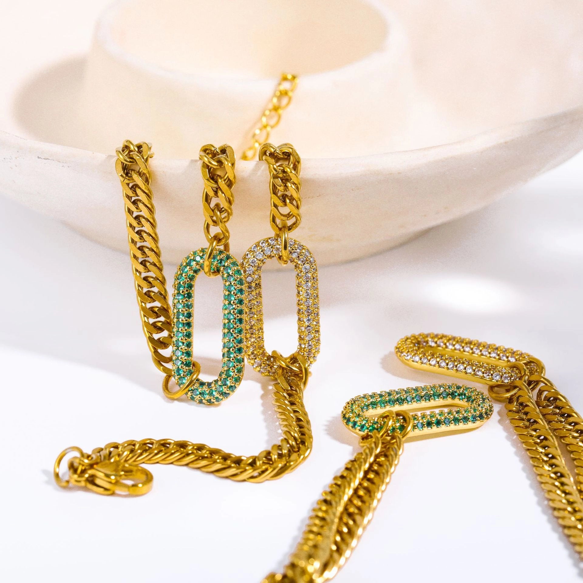 Sparkling Geometric Choker Necklace [QUB34P6K]