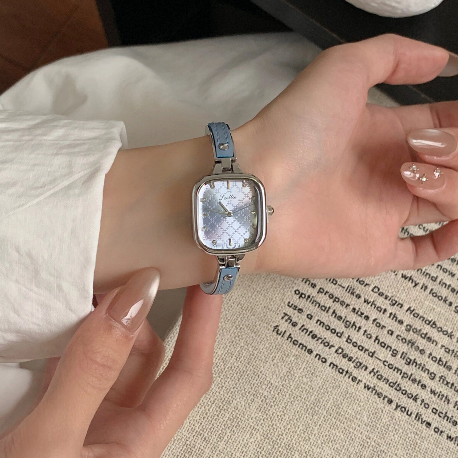 Square Half-Bangle Chain Watch [AVUCXRDY]