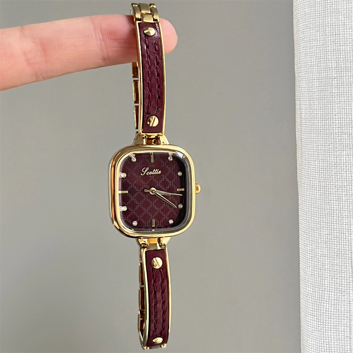 Square Half-Bangle Chain Watch [BE4KS69F]