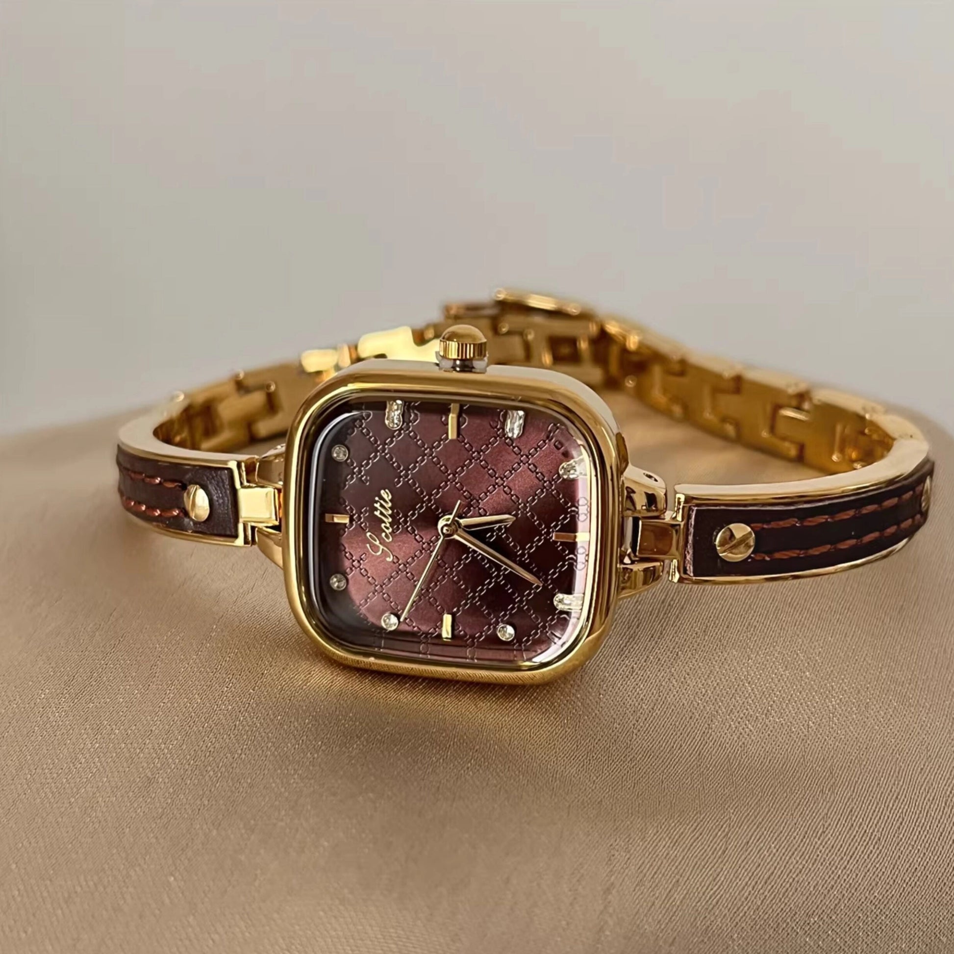 Square Half-Bangle Chain Watch [IXVRXHV9]