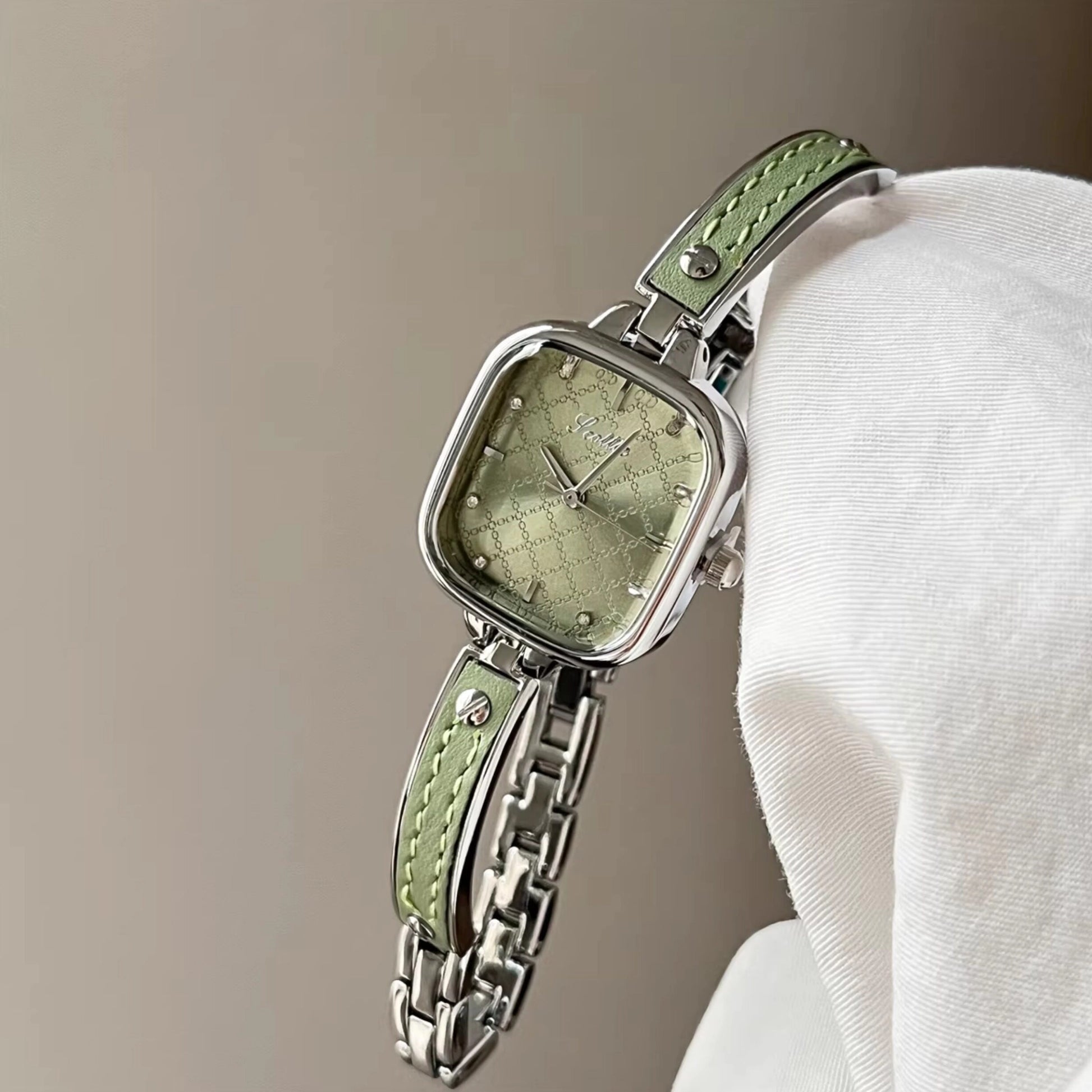 Square Half-Bangle Chain Watch [WNPYJB64]
