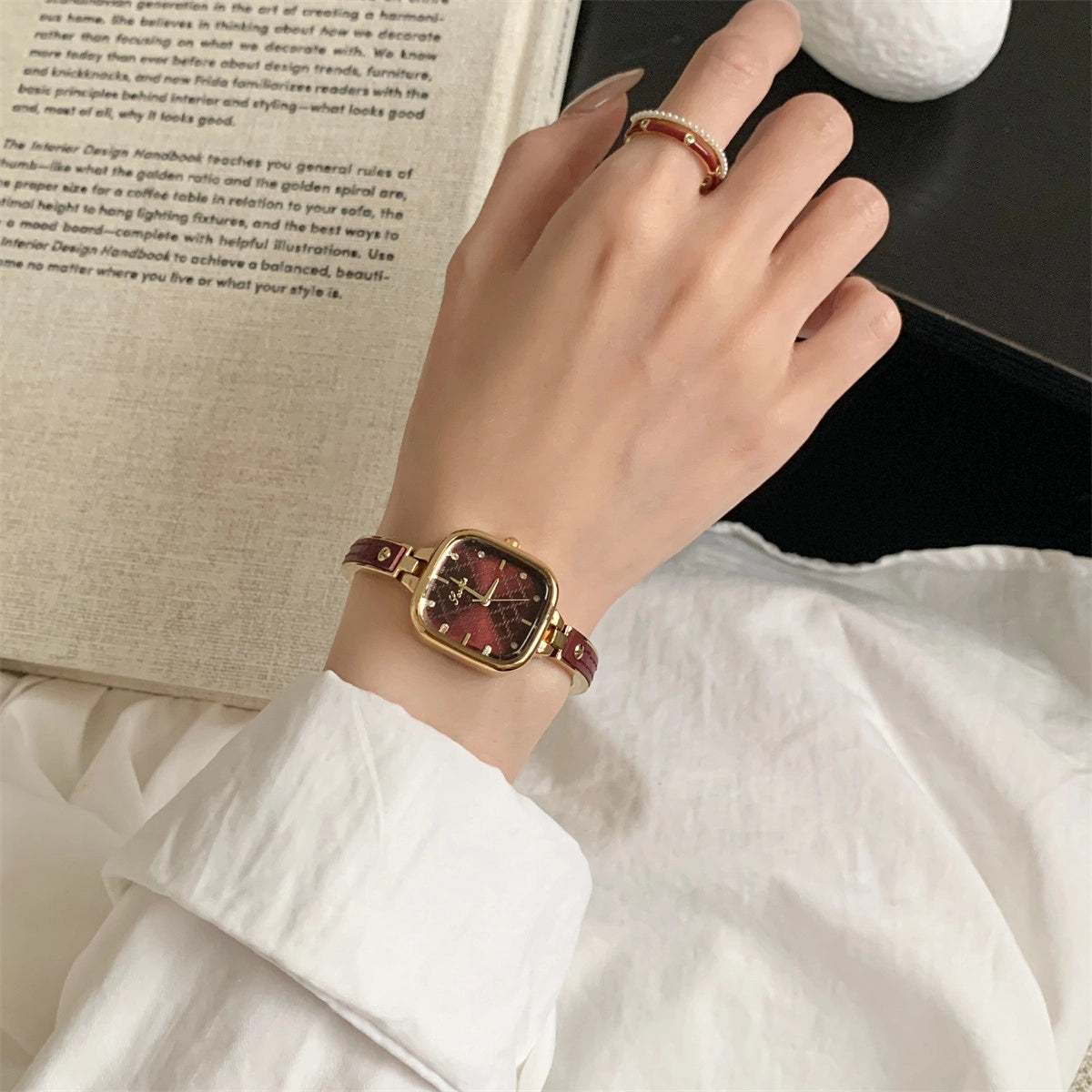 Square Half-Bangle Chain Watch [GE22OALI]