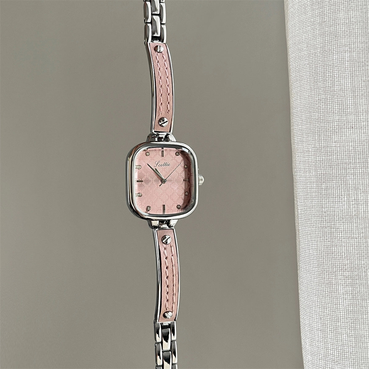 Square Half-Bangle Chain Watch [LYBIAN4I]