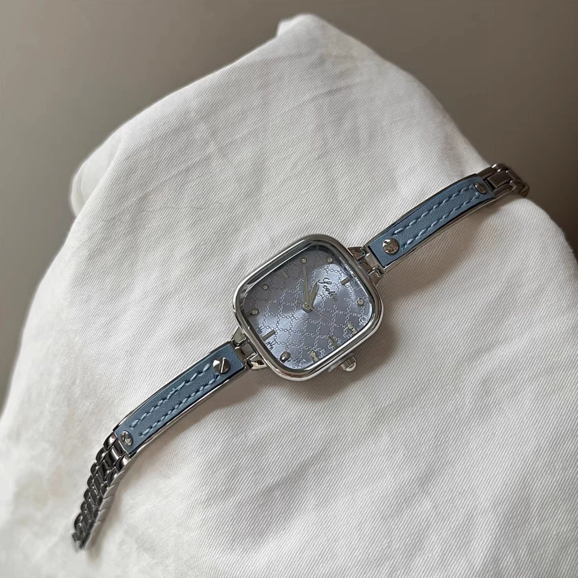 Square Half-Bangle Chain Watch [SKVM2GMT]
