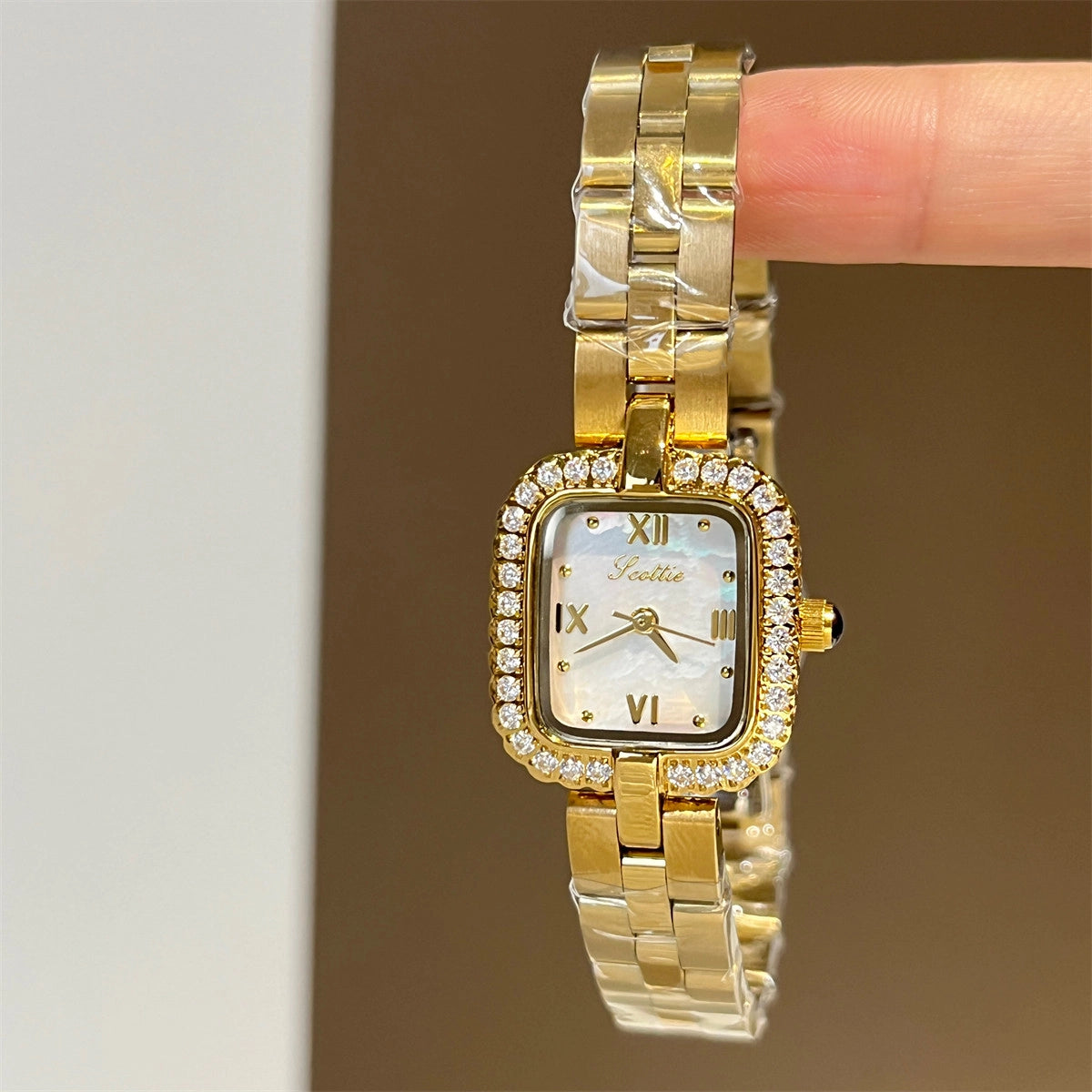 Square Mother-of-Pearl Bracelet Watch [WAWD8VVI]