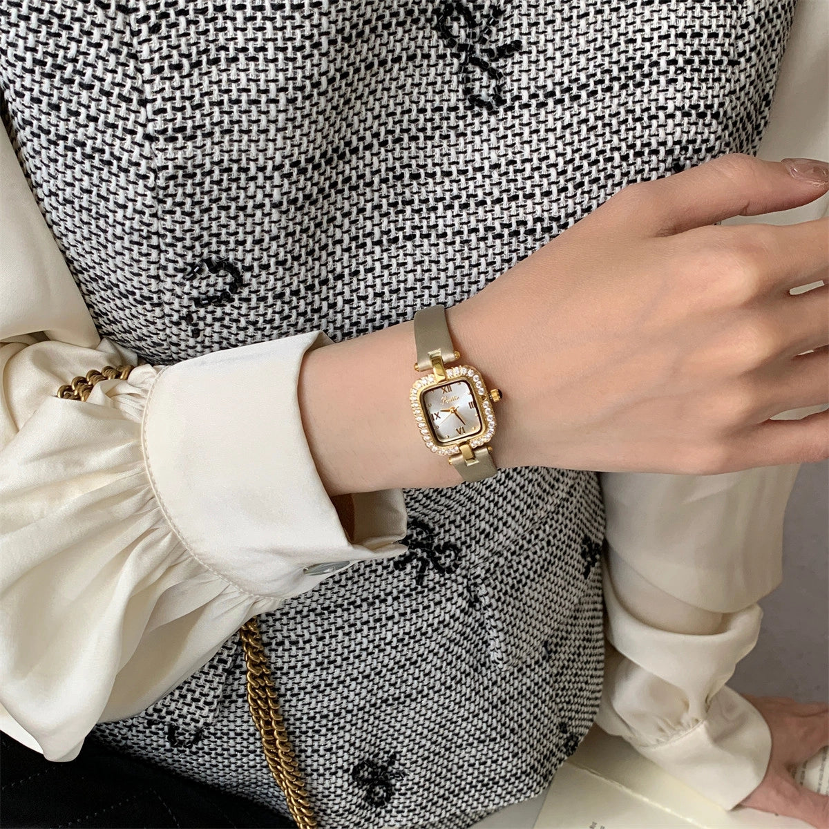Square Mother-of-Pearl Dial Watch [QAWTVUE9]