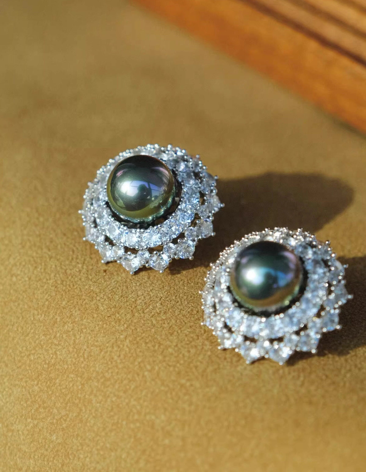 Tahitian Green Mother-of-Pearl Earrings [UTHVIO0W]