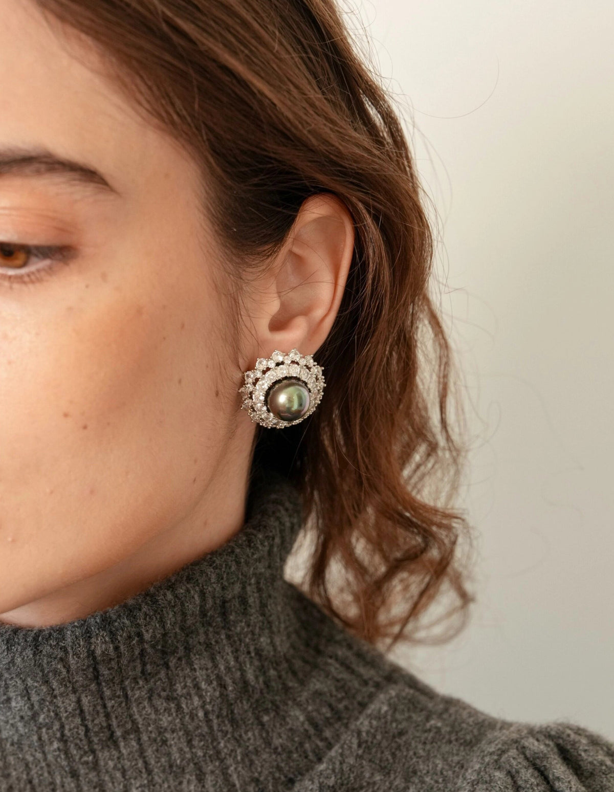 Tahitian Green Mother-of-Pearl Earrings [9B6M78IM]