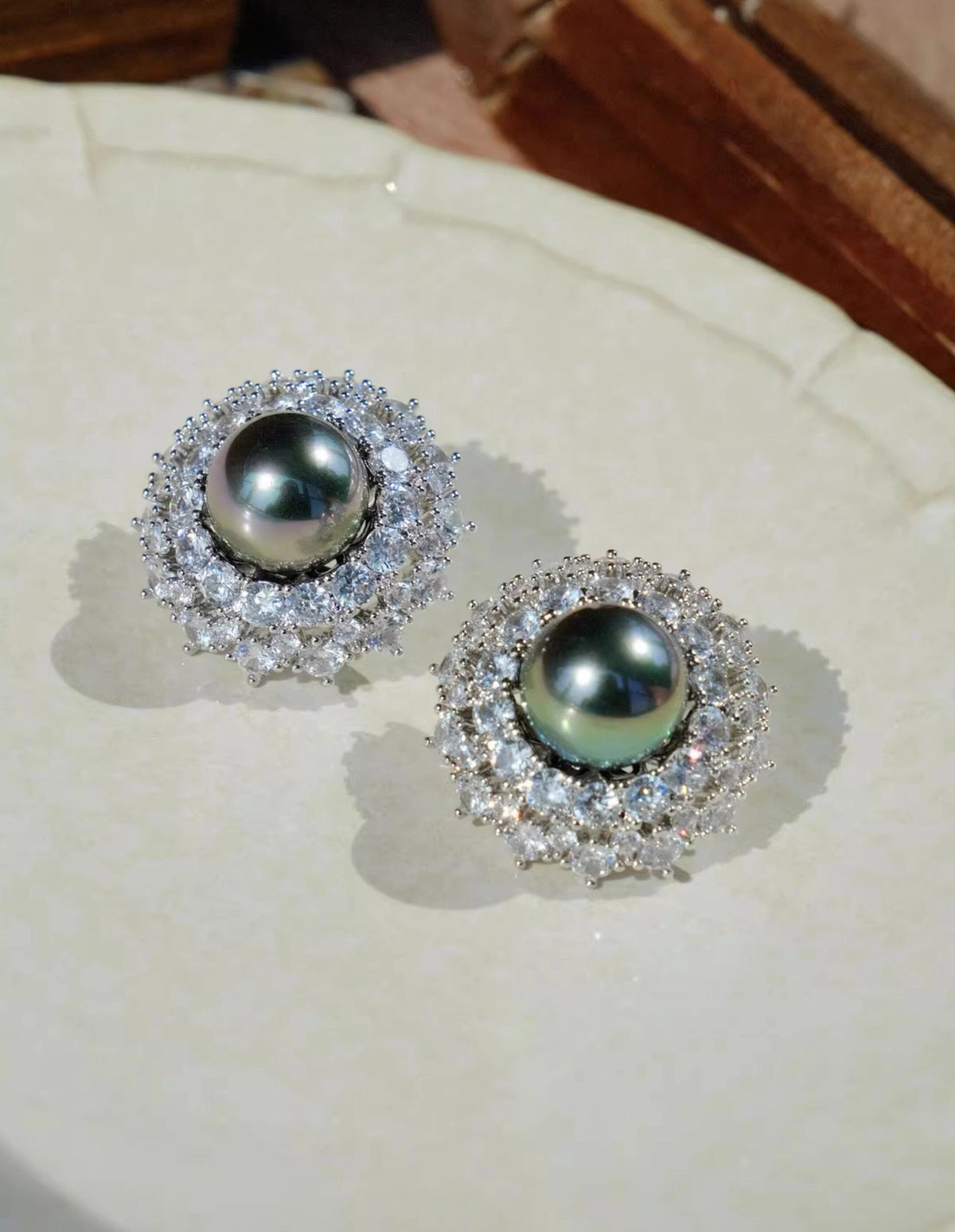 Tahitian Green Mother-of-Pearl Earrings [75OY4OHN]