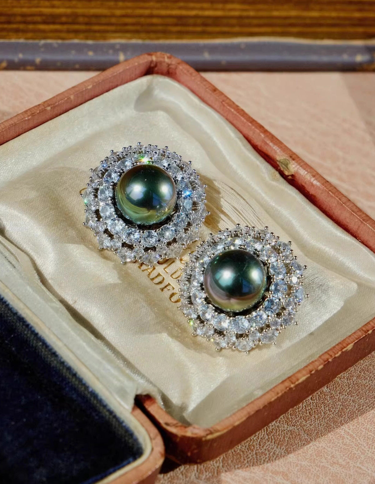 Tahitian Green Mother-of-Pearl Earrings [WDNGDW8P]