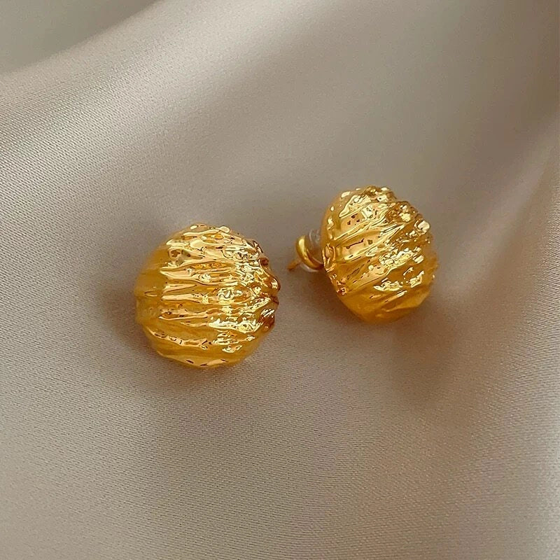 Textured Gold Stud Earrings [LF6PV3K9]