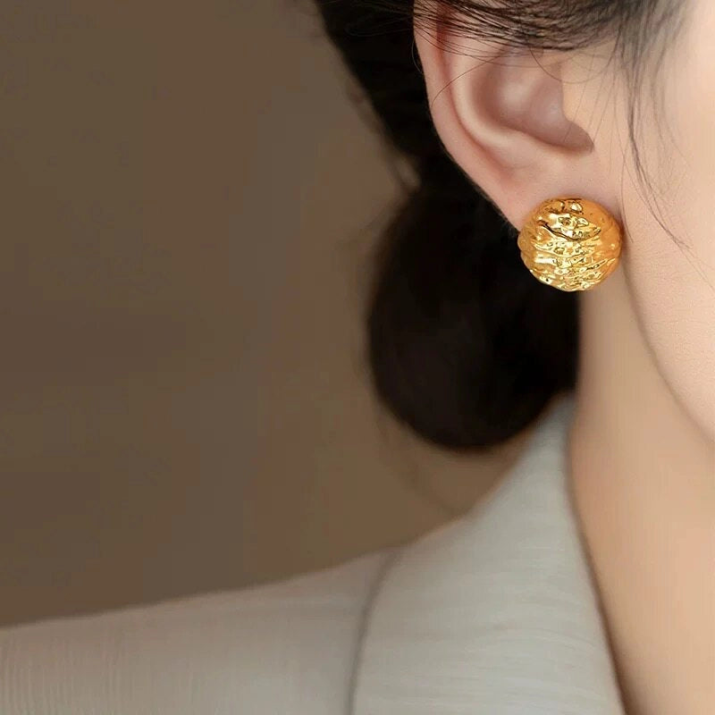 Textured Gold Stud Earrings [HXX1FEF0]