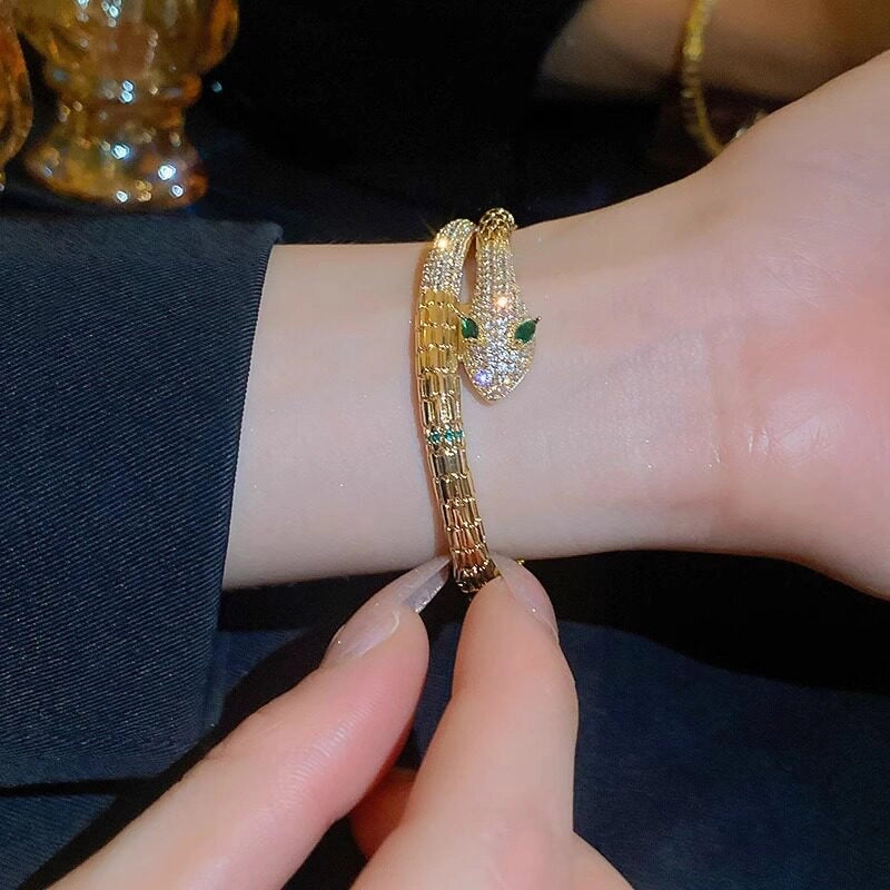 Textured Snake Cuff Bracelet [VVT1BFTW]