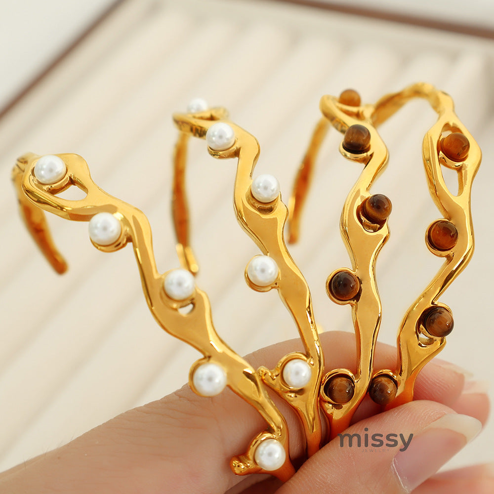 Varnika Bold Stone Cuff [AUJRPYAE]