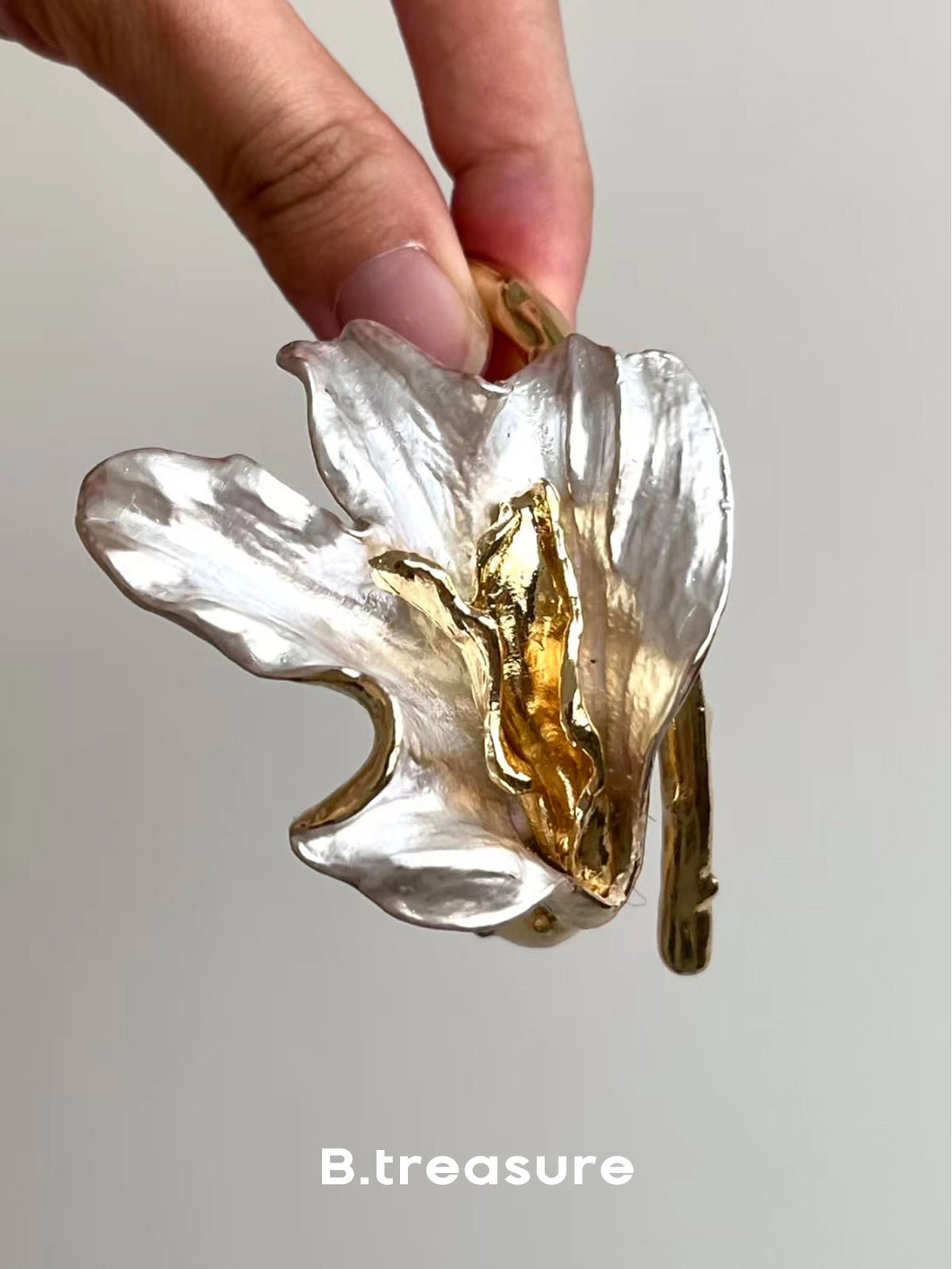 Vintage Floral Relief Bangle Bracelet [JXPEDOPW]