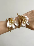 Vintage Floral Relief Bangle Bracelet [NNHK7O5G]