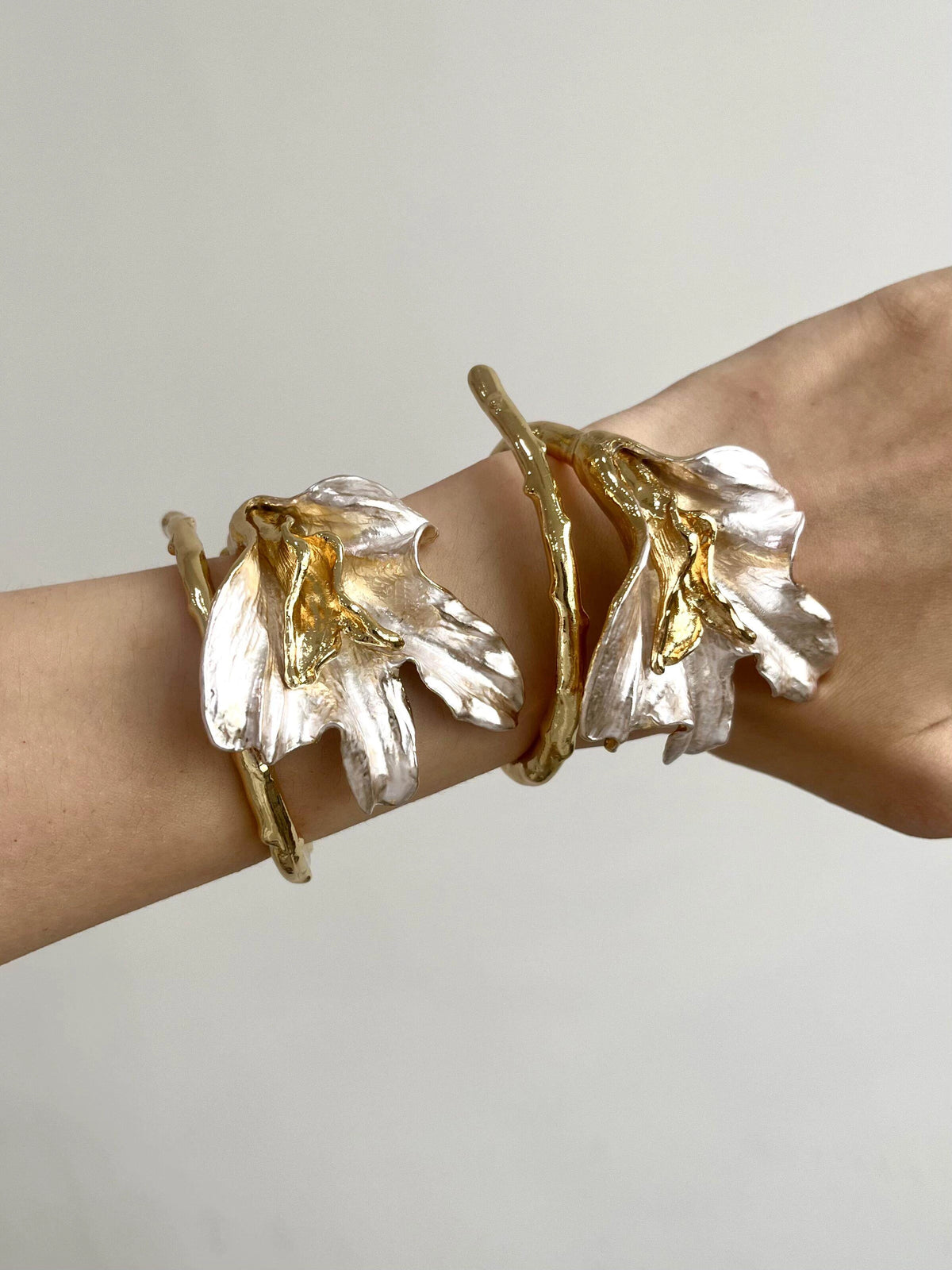 Vintage Floral Relief Bangle Bracelet [NNHK7O5G]