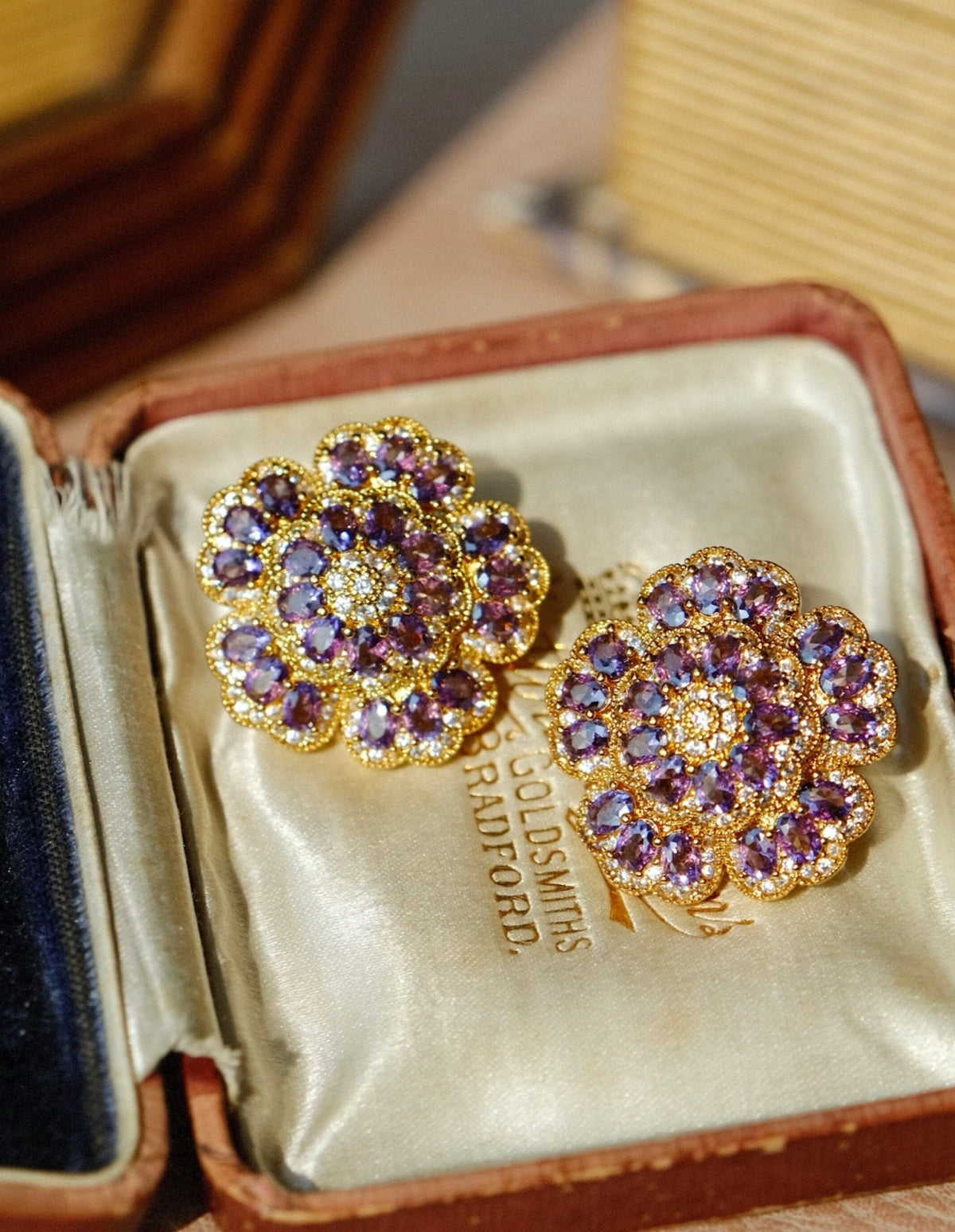 Vintage Flower Stud Earrings [U1MEQR53]