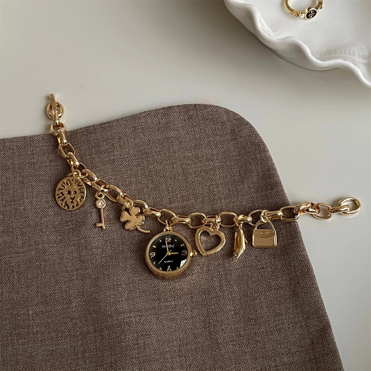 Vintage Heart Pendant Bracelet Watch [16VZW5KO]