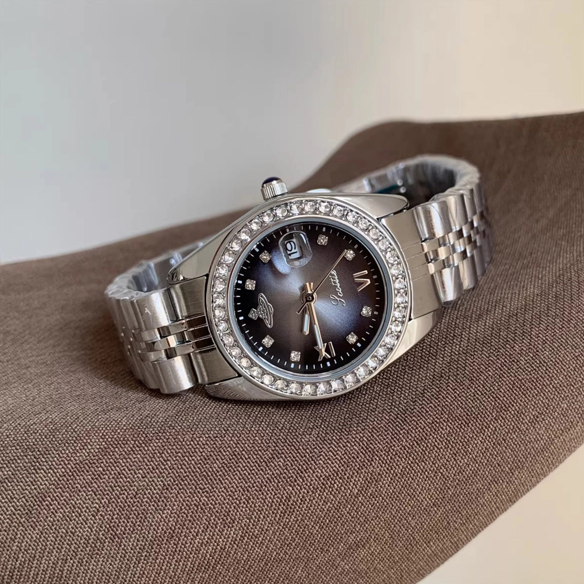 Vintage Inspired Round Bracelet Watch [AQ7YZJJC]