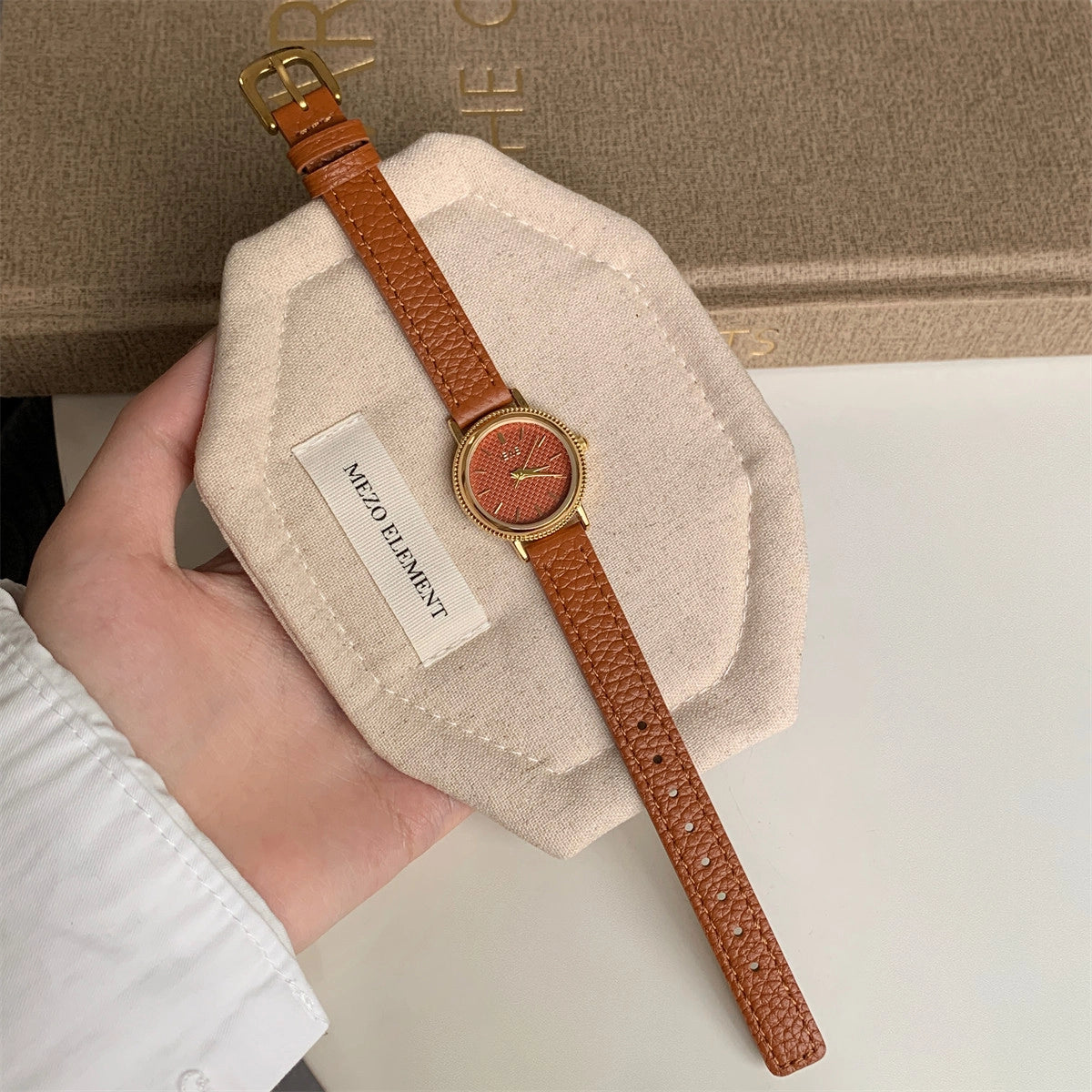 Vintage Oval Dial Leather Watch [C6A4VQV6]