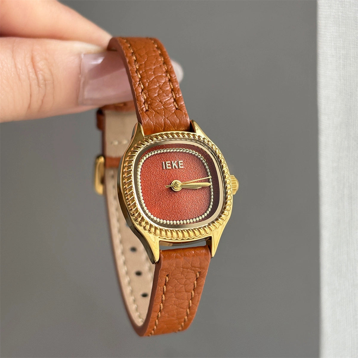 Vintage Oval Dial Leather Watch [T7RH6C0S]