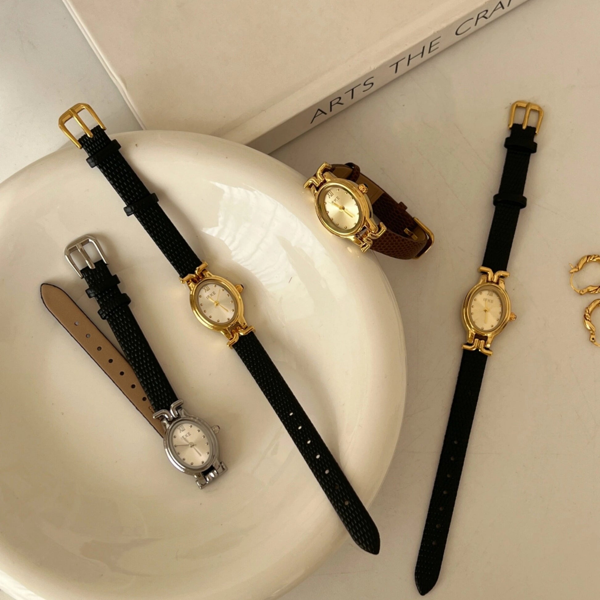 Vintage Oval Leather Strap Watch [JZW5W1GE]