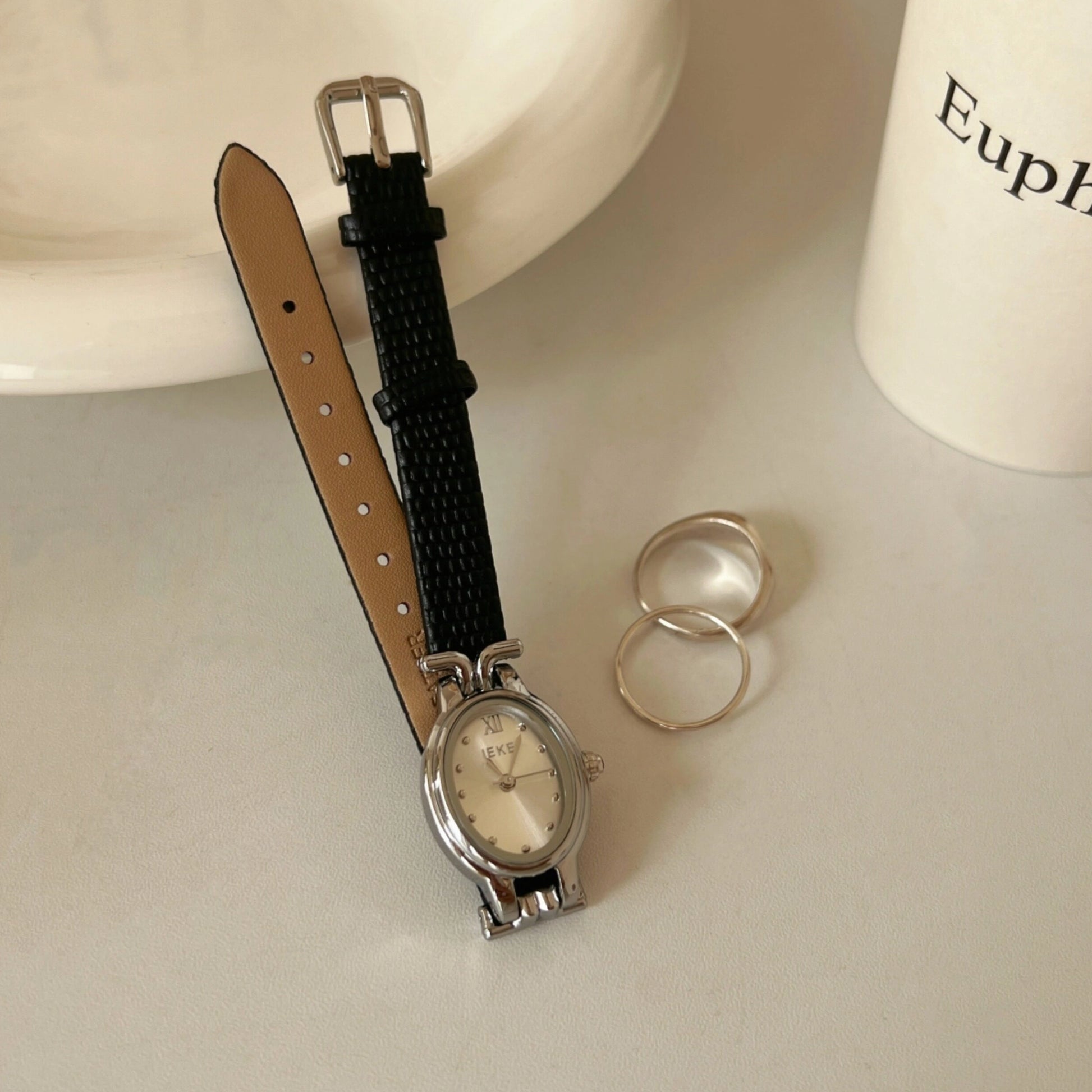 Vintage Oval Leather Strap Watch [CI3R2RF6]
