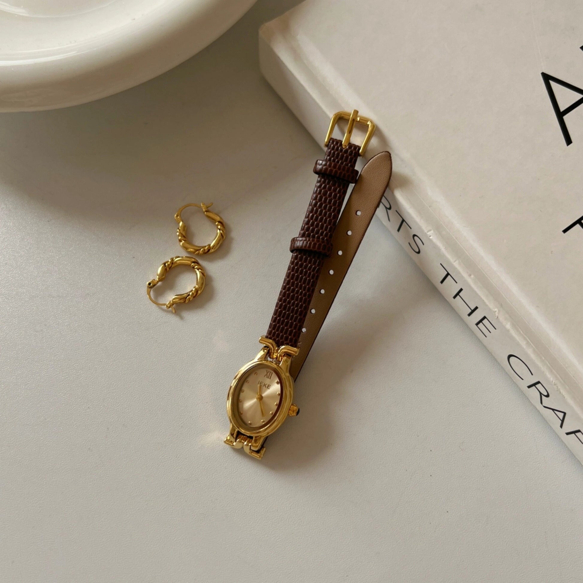 Vintage Oval Leather Strap Watch [OATG3XQX]