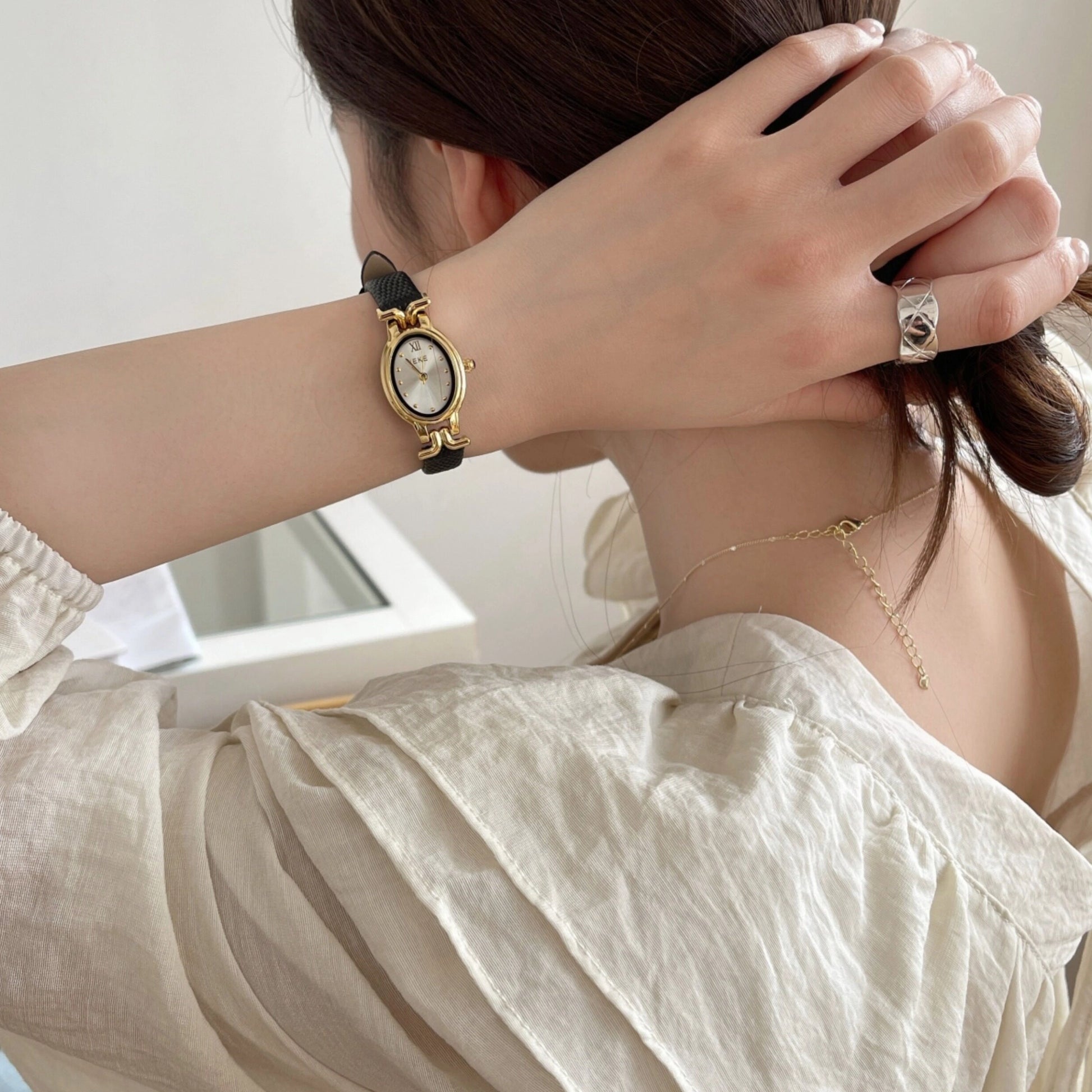 Vintage Oval Leather Strap Watch [28NOFLGJ]