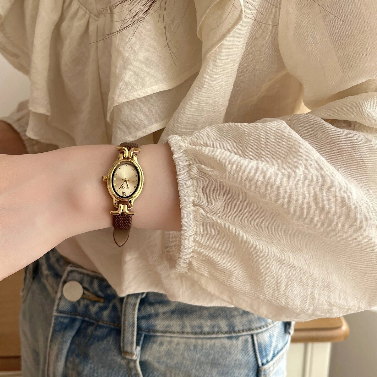 Vintage Oval Leather Strap Watch [01LJIZ0E]