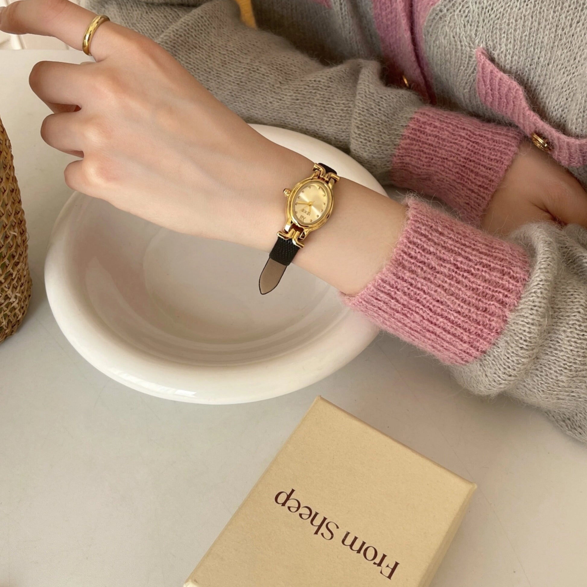Vintage Oval Leather Strap Watch [1600GZ5N]