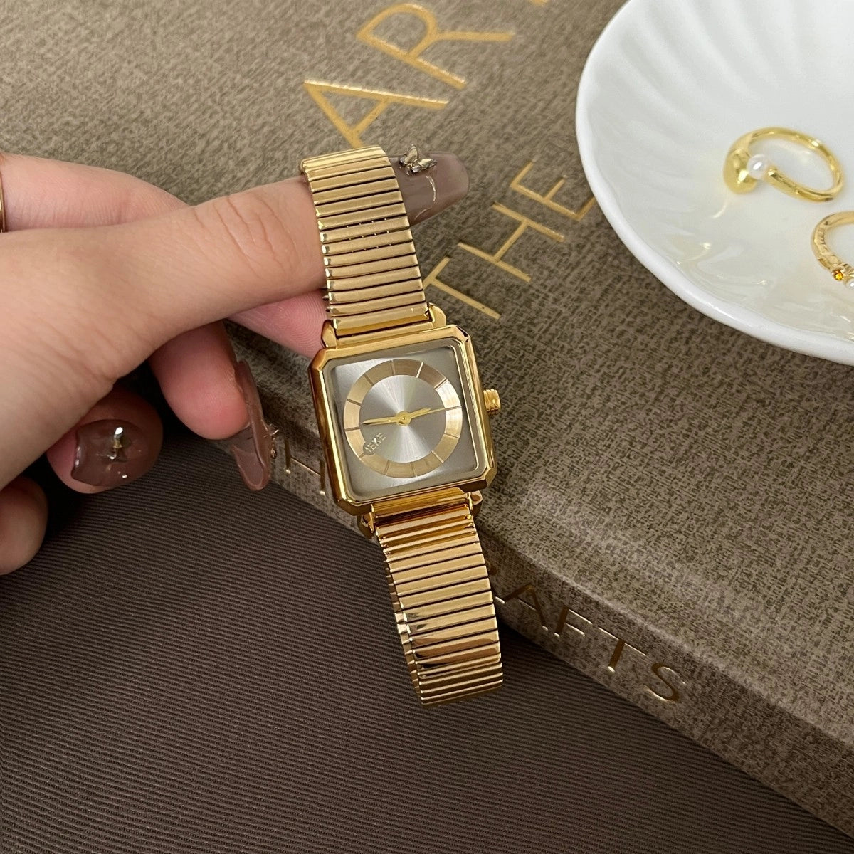 Vintage Square Bracelet Watch [A37DMZ5Z]
