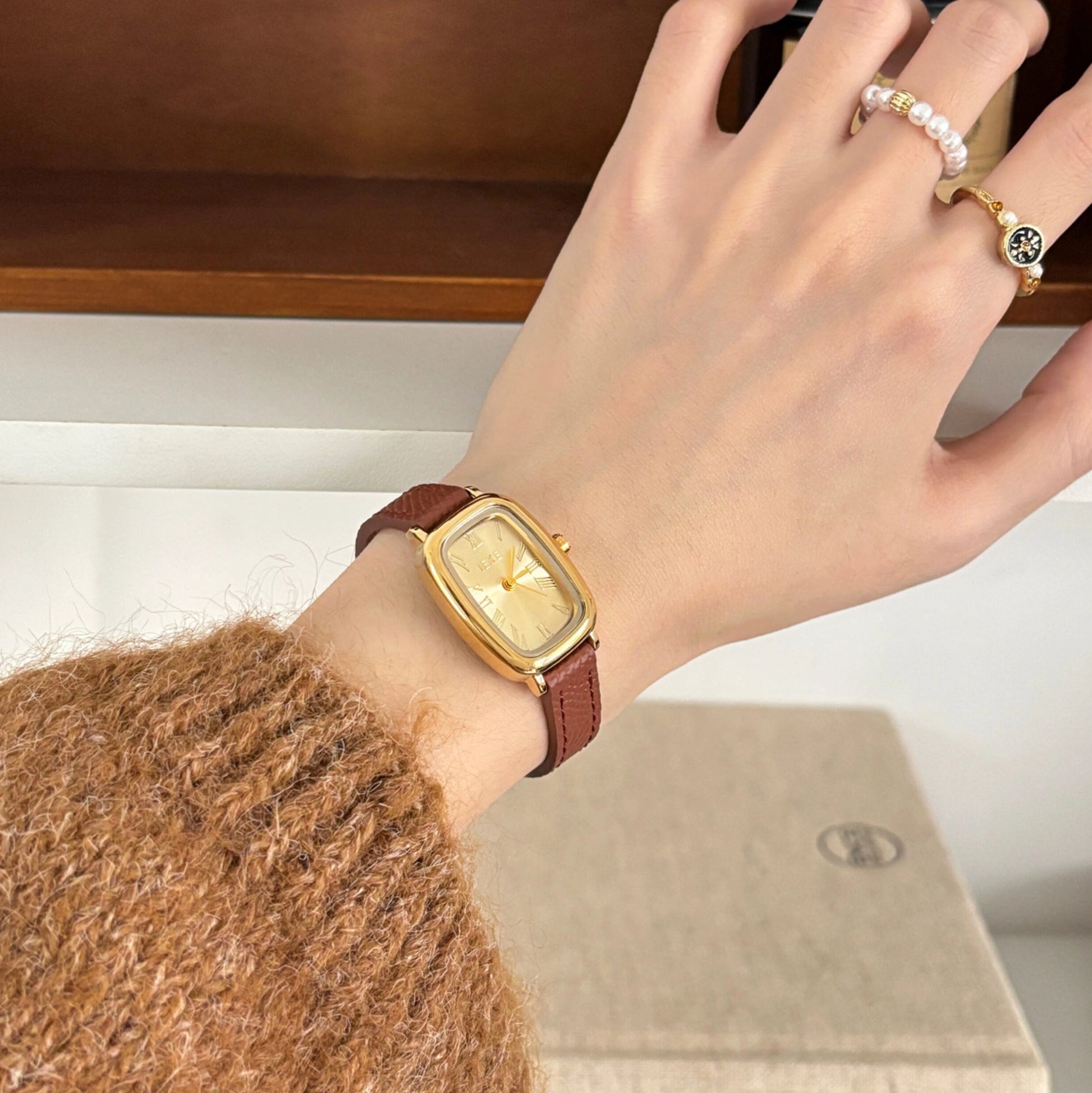 Vintage Square Dial Leather Watch [3IFC4U0A]
