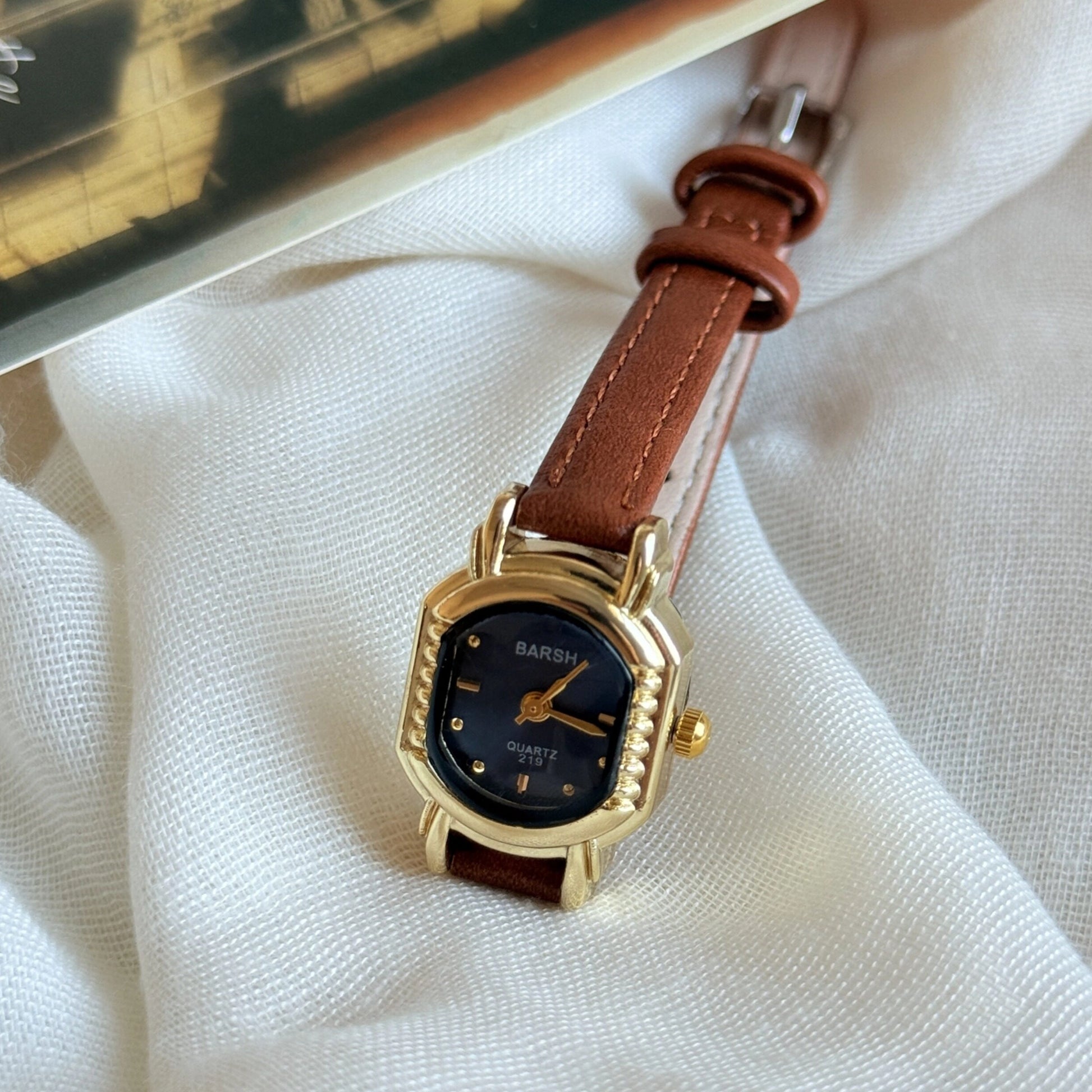 Vintage Square Dial Leather Watch [P62NE7MO]