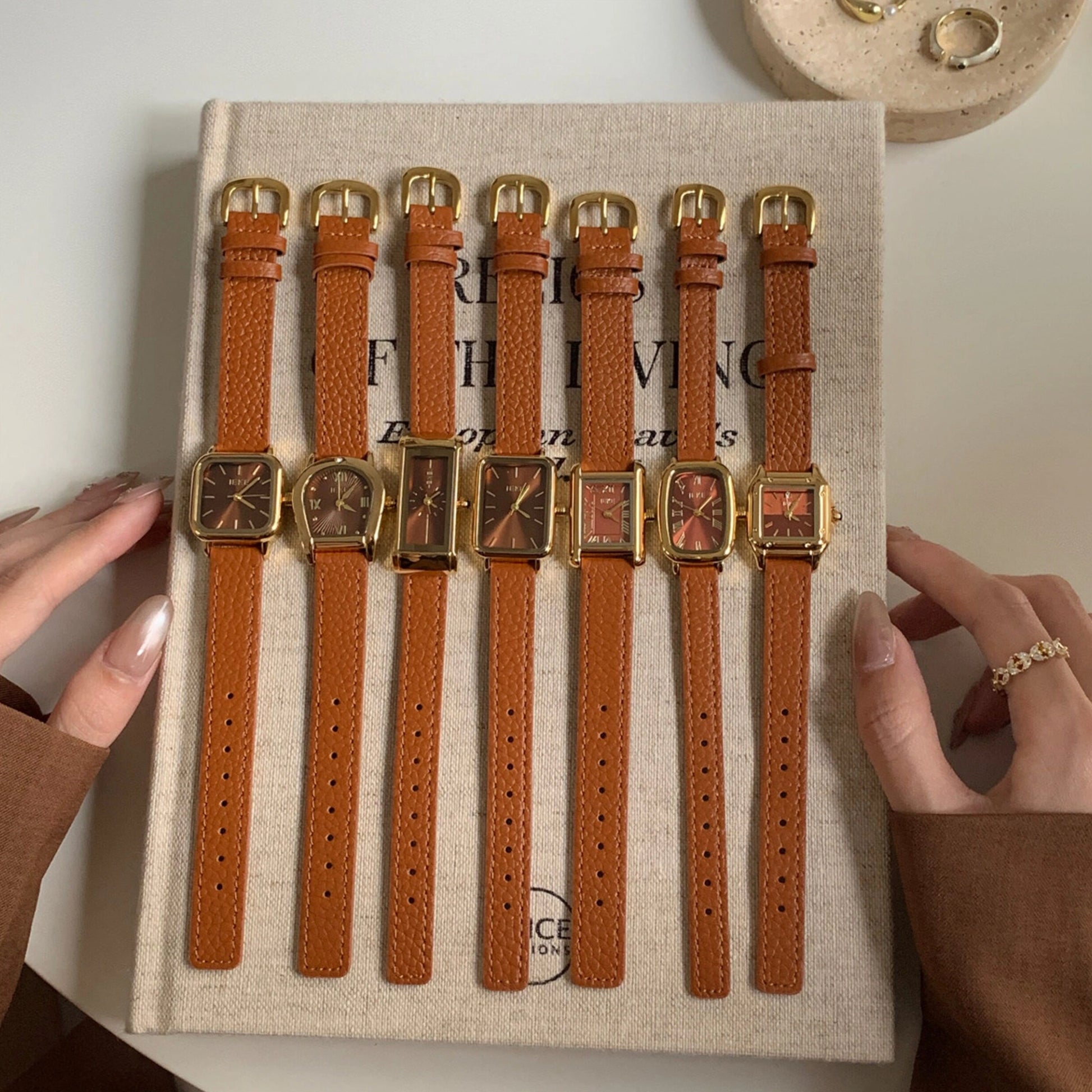 Vintage Square Dial Leather Watch [C4AV9TG8]