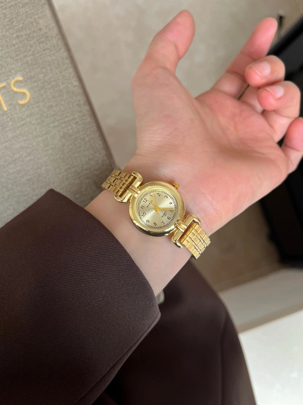 Vintage Square Gold Watch [JBW5K6XQ]