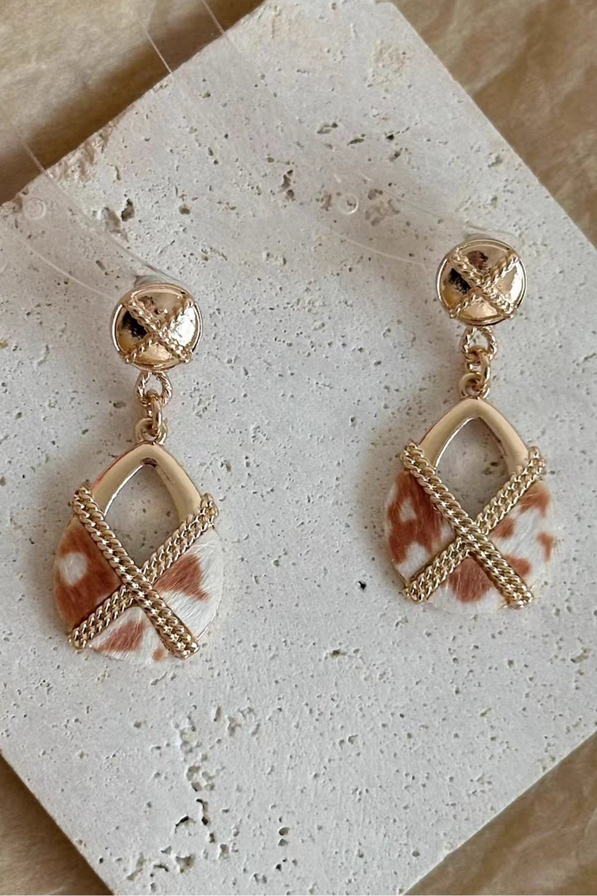 Vintage Teardrop Stud Earrings [4GGUR5VL]