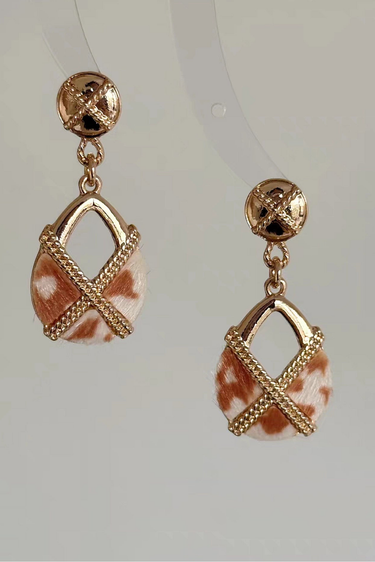 Vintage Teardrop Stud Earrings [YHS2V1WT]
