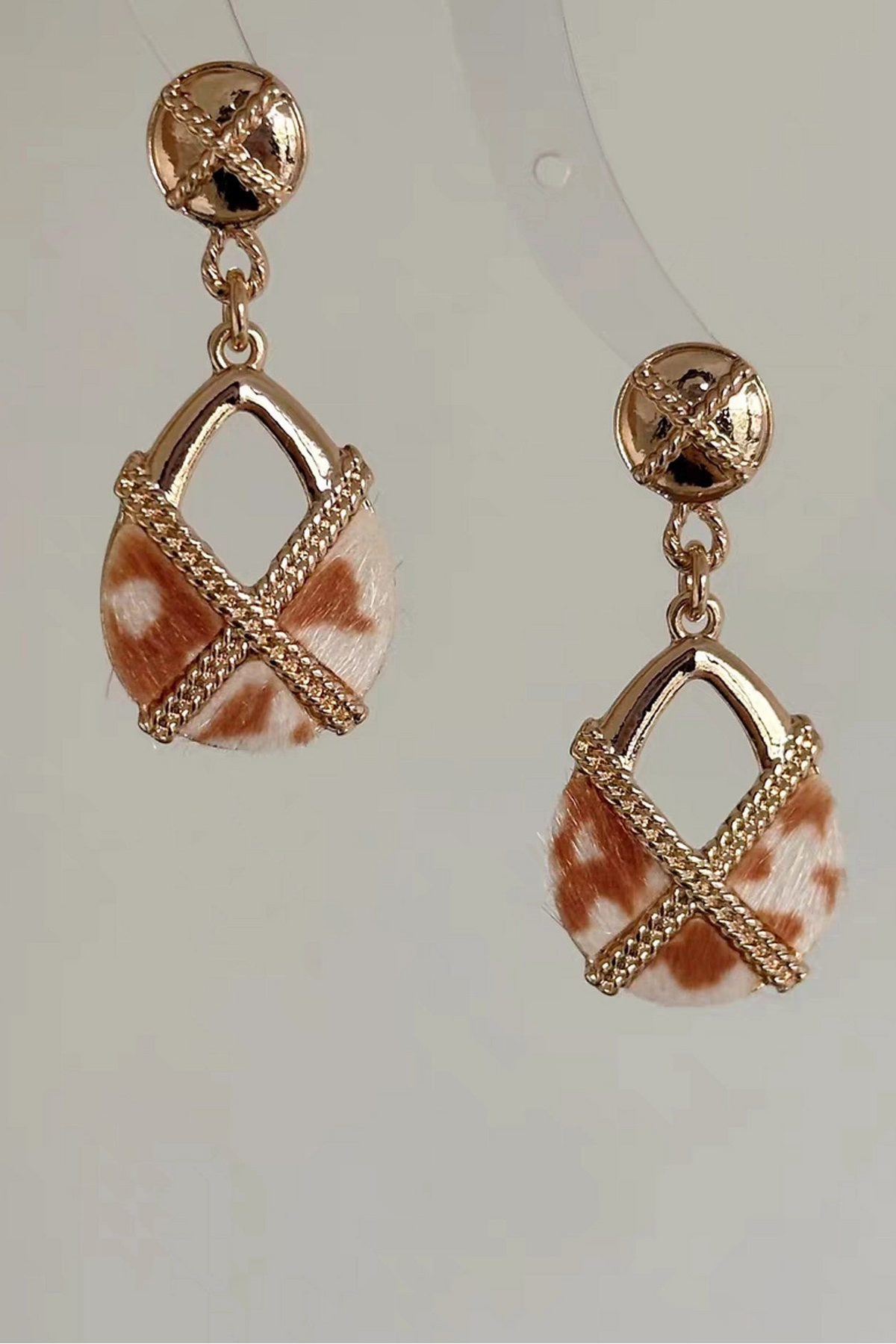 Vintage Teardrop Stud Earrings [N1D5PYZY]