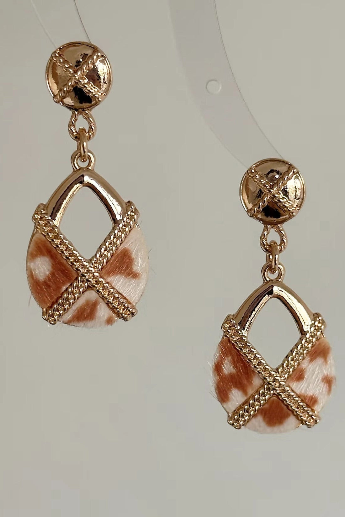 Vintage Teardrop Stud Earrings [NP8ZQRJE]
