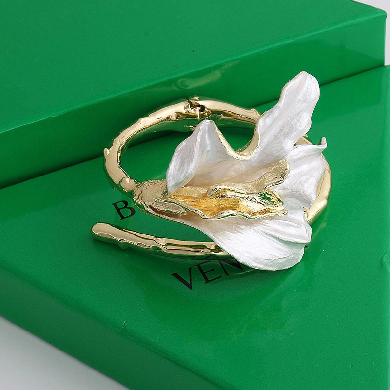 White Enamel Iris Flower Open Bracelet [UBMX8O33]