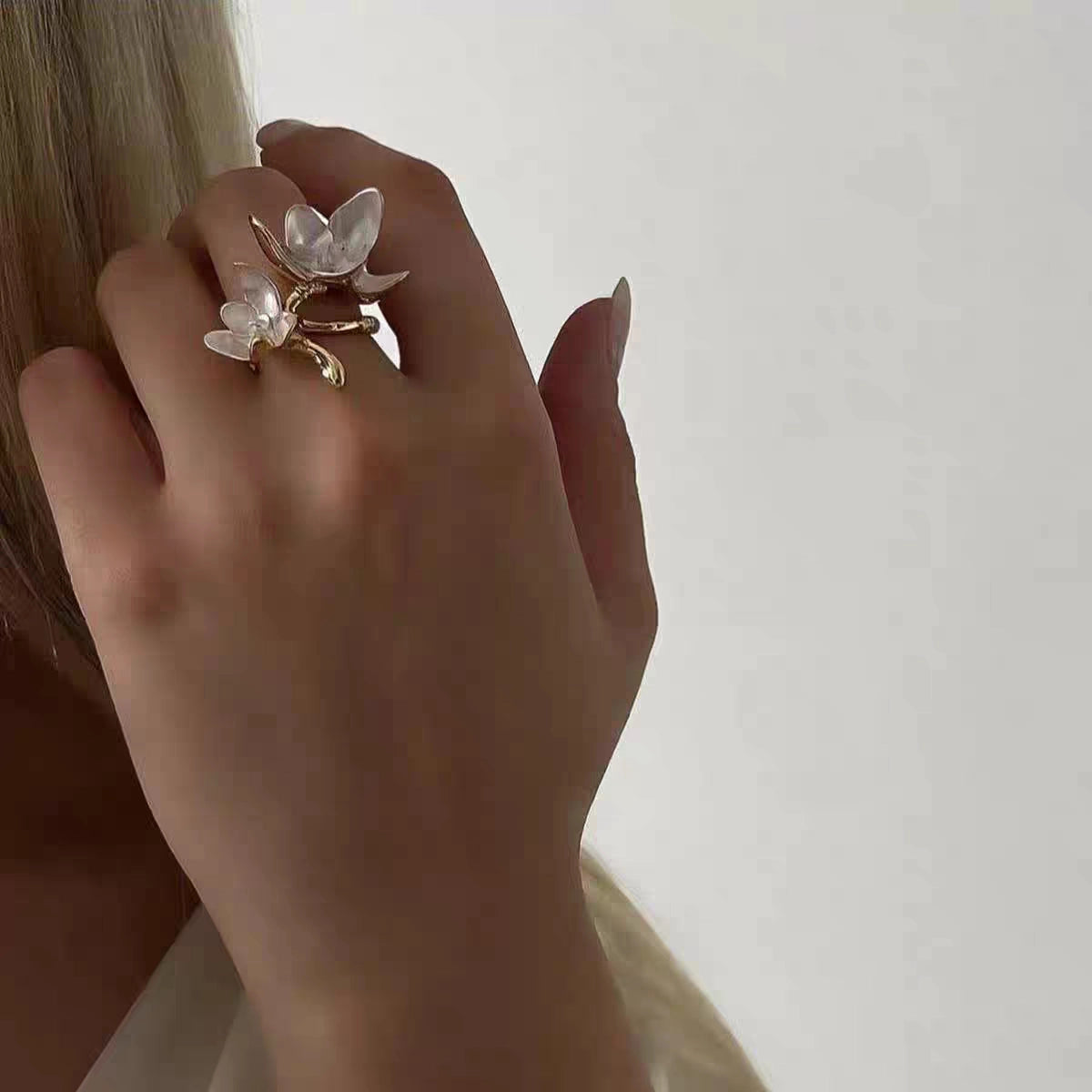 White Enamel Iris Flower Open Bracelet [MP0Y4W5O]