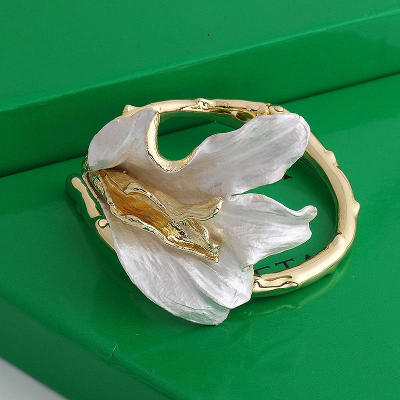 White Enamel Iris Flower Open Bracelet [Y8I8R17P]