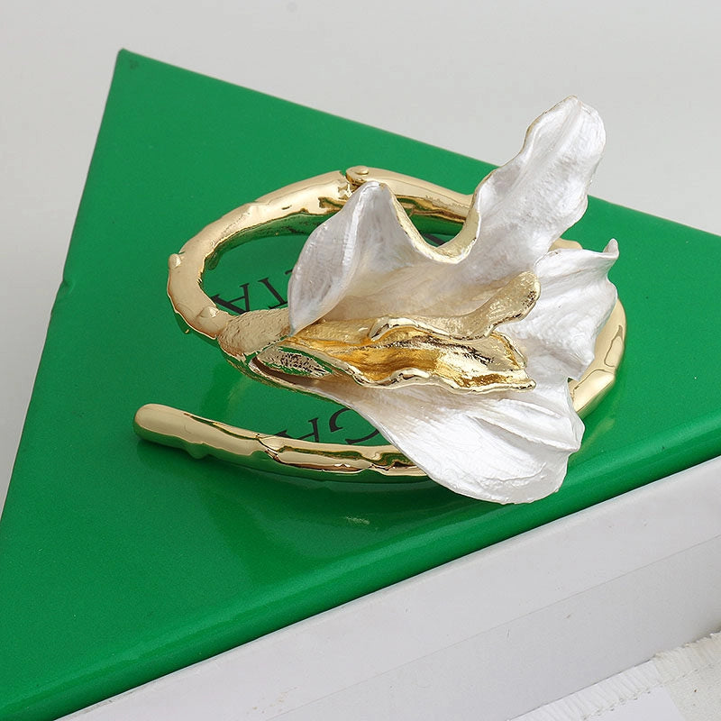 White Enamel Iris Flower Open Bracelet [TKW39DB0]