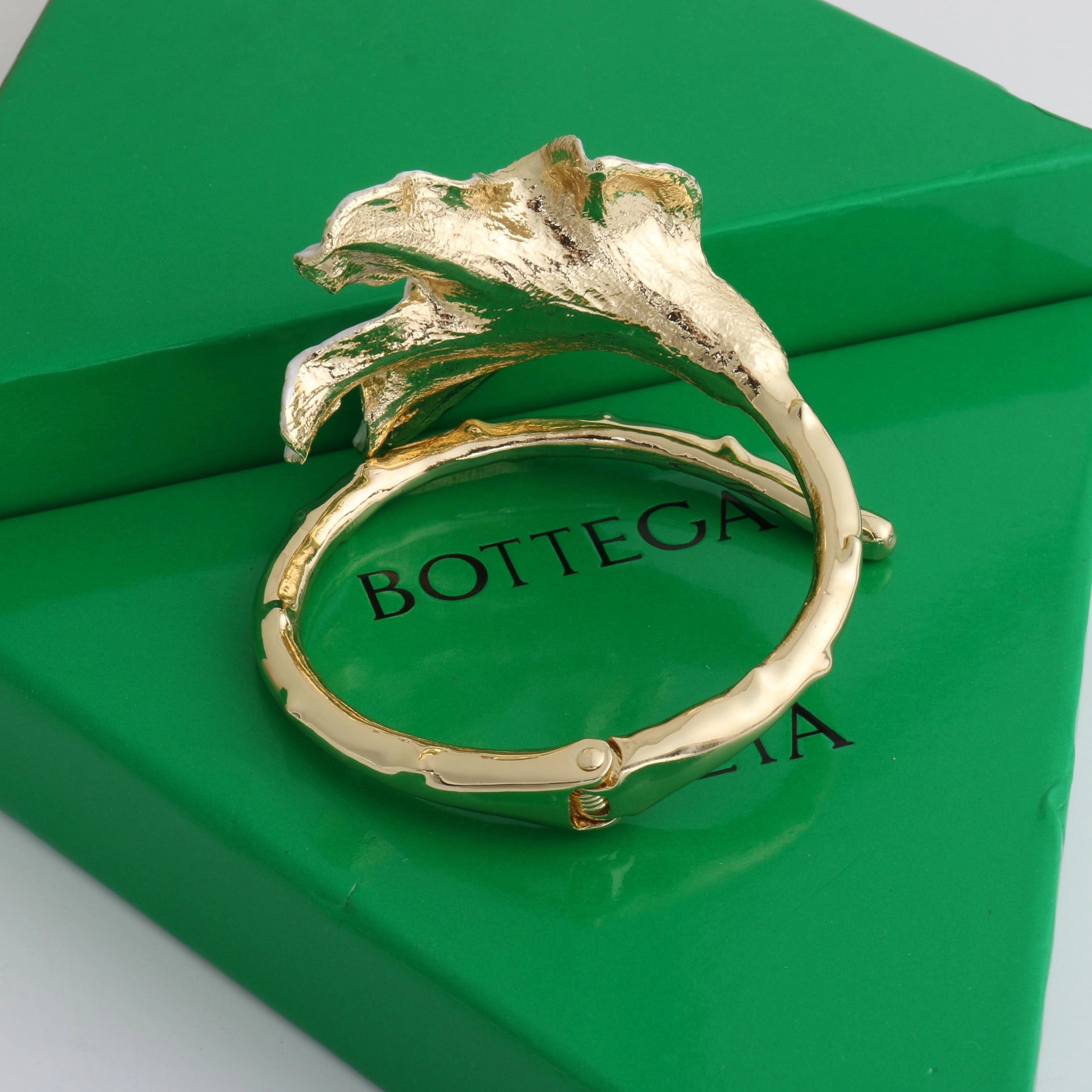 White Enamel Iris Flower Open Bracelet [EDUC5H50]