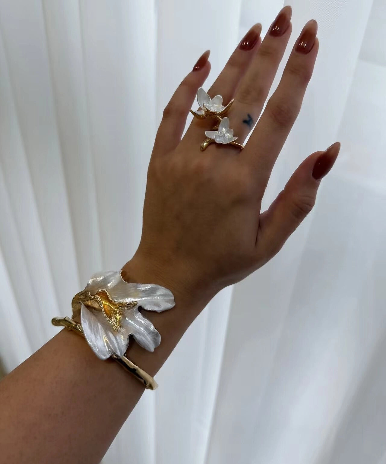 White Enamel Iris Flower Open Bracelet [LJW5BATS]